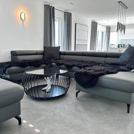 Ferienwohnung Black White Raubling Exteriör bild