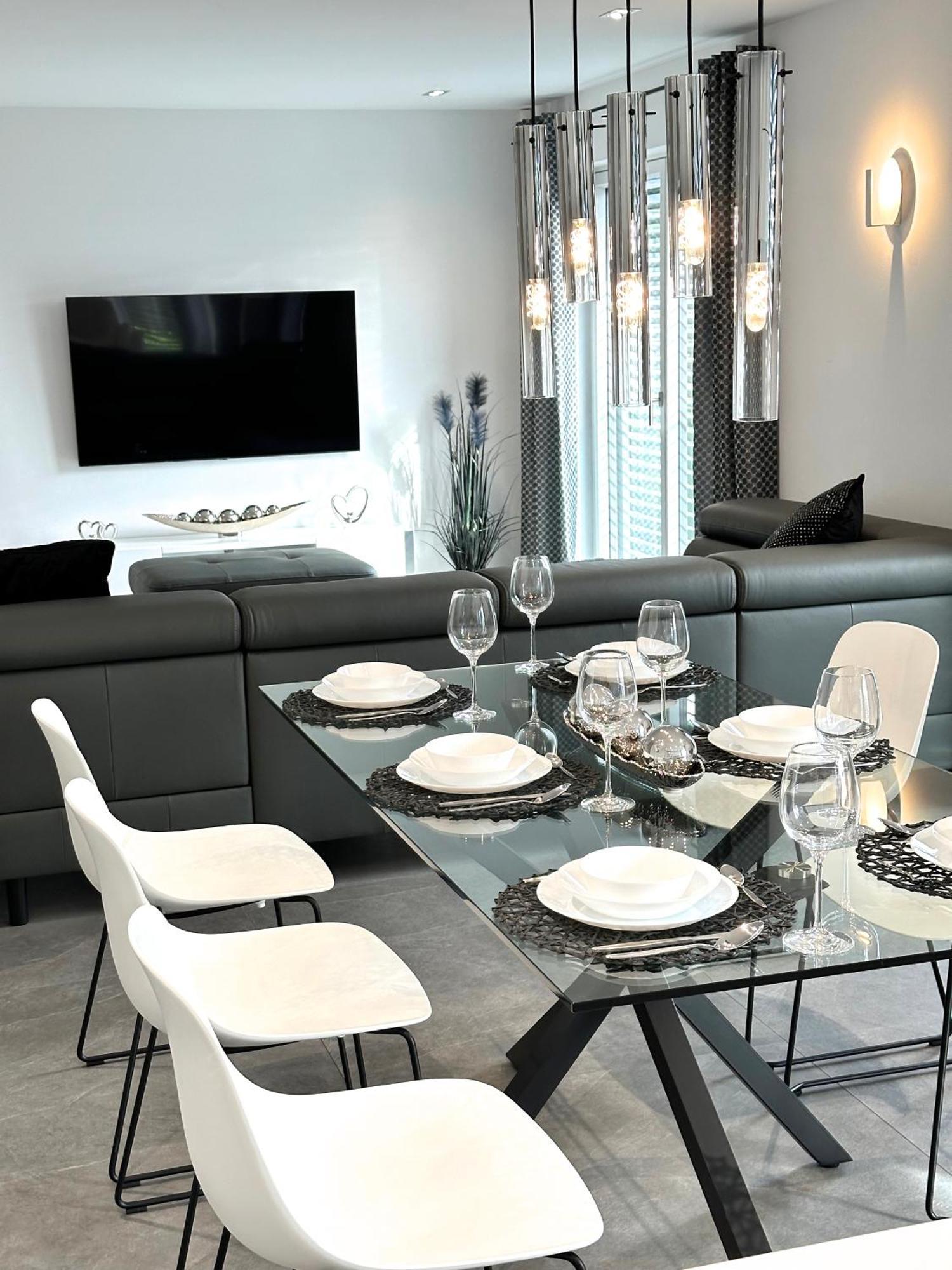 Ferienwohnung Black White Raubling Exteriör bild