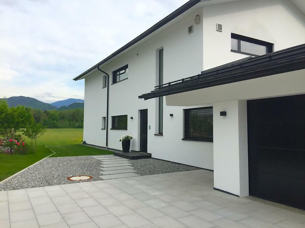 Ferienwohnung Black White Raubling Exteriör bild