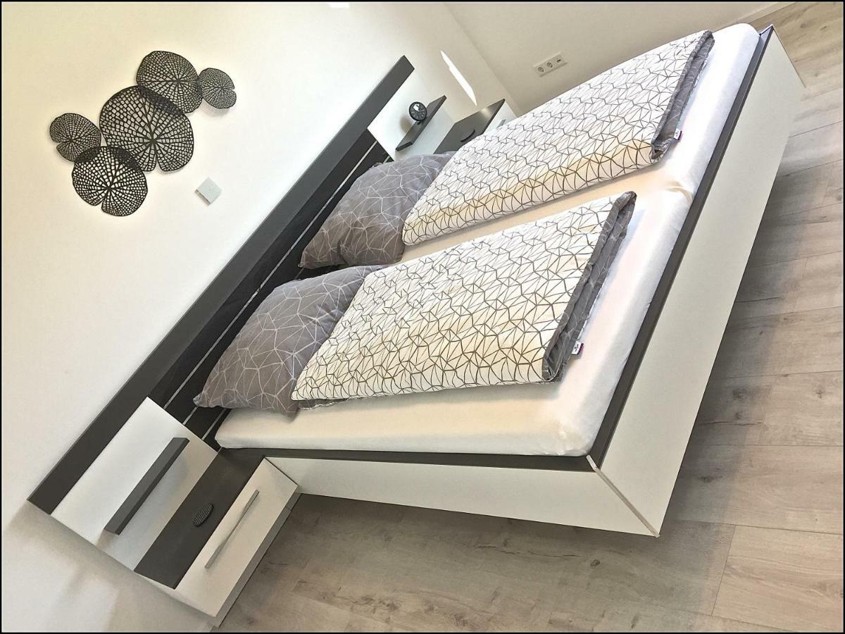 Ferienwohnung Black White Raubling Exteriör bild