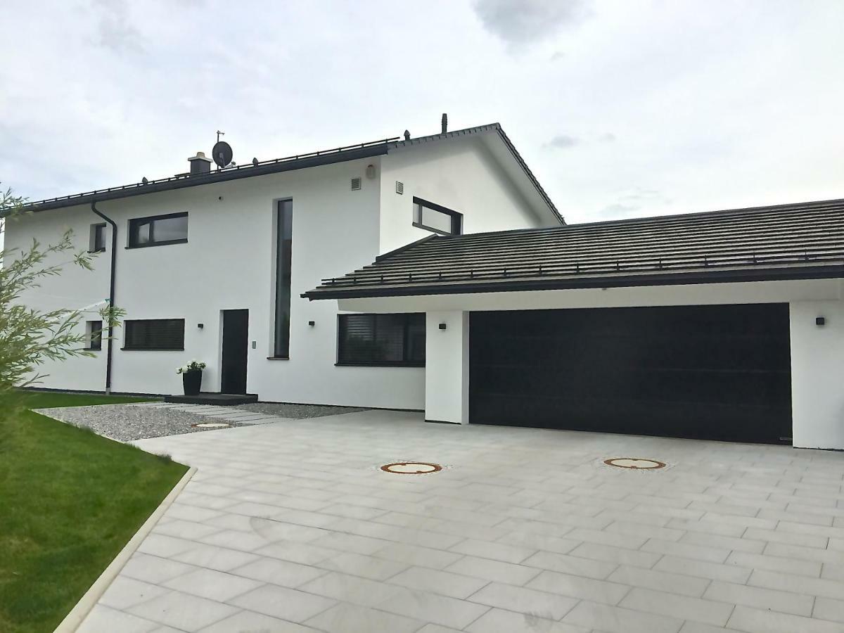 Ferienwohnung Black White Raubling Exteriör bild