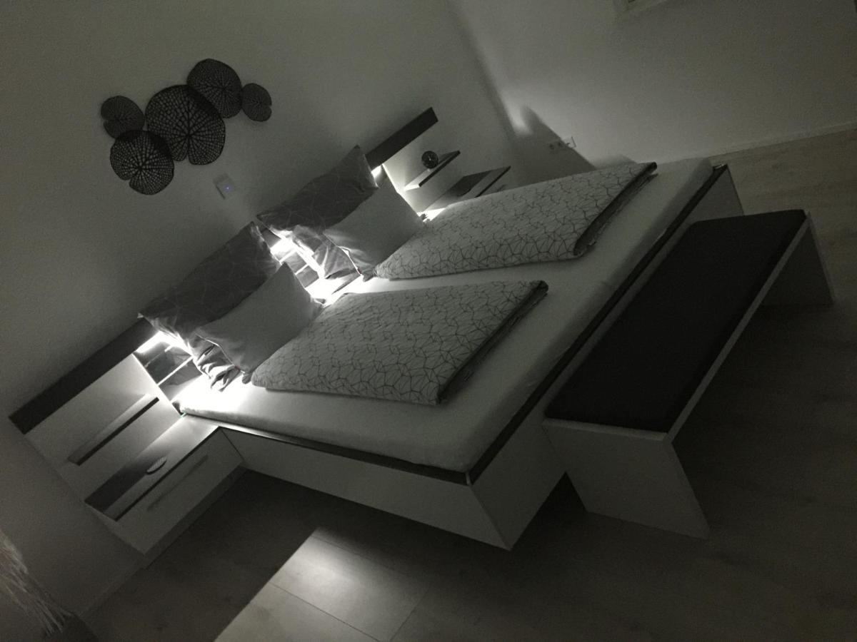 Ferienwohnung Black White Raubling Exteriör bild